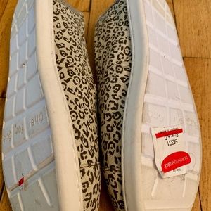 Toms kids size 5 NWOT